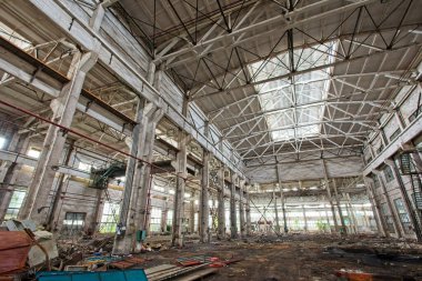 Sanayi bölgesinde terk edilmiş çelik iskelet fabrikası binası.