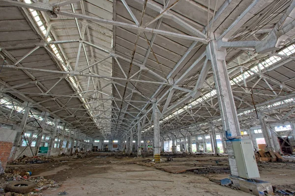 産業分野における廃鋼フレームワークショップ工場建物の内装 — ストック写真