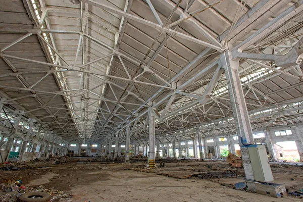 Interno Della Fabbrica Abbandonata Dell Officina Della Struttura Acciaio Nella — Foto Stock