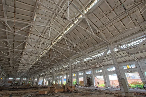 Innenraum Einer Stillgelegten Stahlrahmenwerkstätte Industriegebiet — Stockfoto