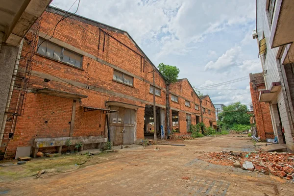 旧工業団地内の赤レンガ事務所 工業ビル — ストック写真