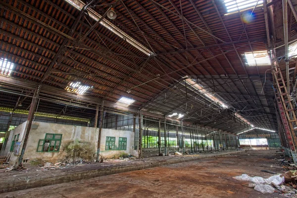 Innenraum Einer Stillgelegten Stahlrahmenwerkstätte Industriegebiet — Stockfoto