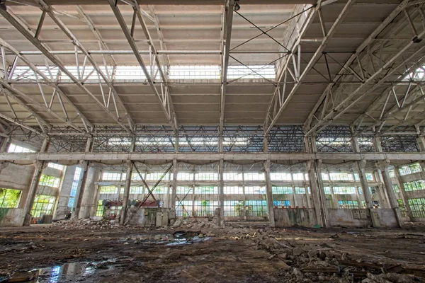 産業分野における廃鋼フレームワークショップ工場建物の内装 — ストック写真