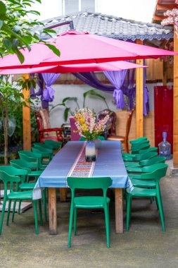 Lokantada yemek servisi ve konferans masası.