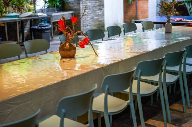 Lokantada yemek servisi ve konferans masası.