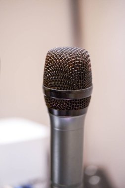 Karaoke mikrofonuna yakın çekim