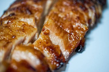 Lezzetli ve cezbedici mangalda domuz boynu.