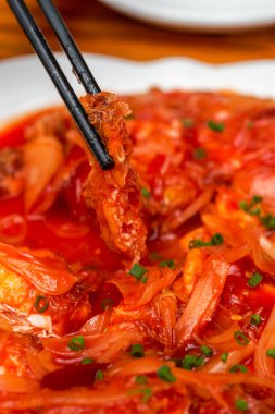 Lezzetli bir Çin yemeği, beş söğütlü sahanda yumurta.