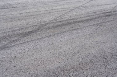 Araba lastiği asfalt yolda çarpma izleri var.