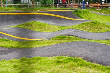 Parkın içinde paten pisti var.