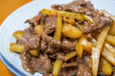 Lezzetli bir ev yemeği, patatesli kızarmış biftek.