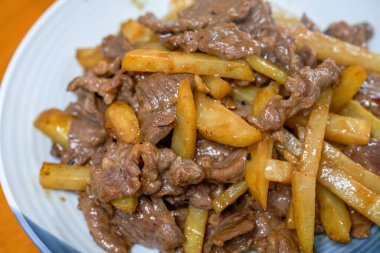 Lezzetli bir ev yemeği, patatesli kızarmış biftek.