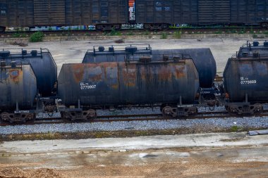 Yük vagonu yük treni istasyonunda.