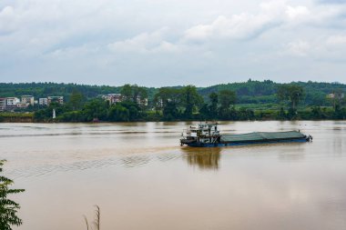 Kanalda seyreden bir kum taşıyıcısına yakın çekim