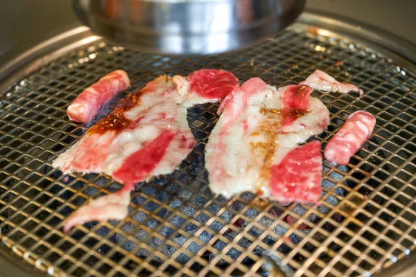 Grillowane Plasterki Tłuszczu Wołowego Koreańskim Grillu Węglowym — Zdjęcie stockowe