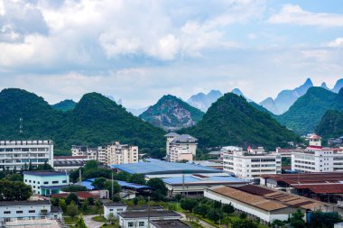 Guilin, Guangxi, Çin 'deki şehir binaları ve dağlar.