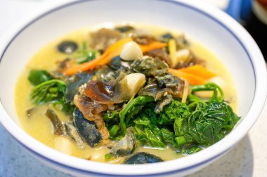 Lezzetli bir Çin yemeği. Çorbada yumurtalı fasulye filizi var.