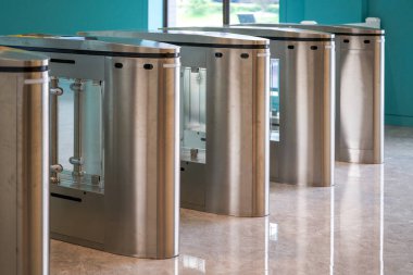 Manzaranın girişindeki otomatik bilet kapısı makine kapısının kapatılması