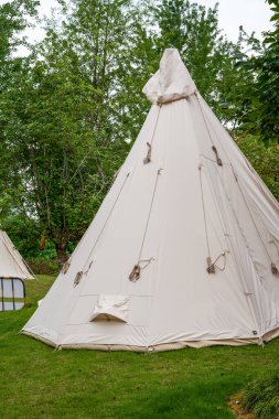 Kamp yapmak için kullanılan büyük çadırın yakın çekimi.