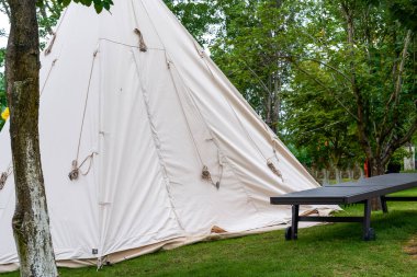 Kamp yapmak için kullanılan büyük çadırın yakın çekimi.