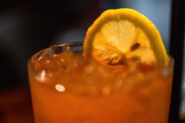 Bir bardak buzlu ve ferahlatıcı limon çayı.