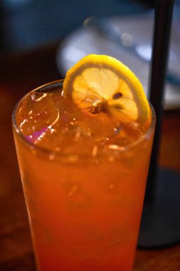 Bir bardak buzlu ve ferahlatıcı limon çayı.