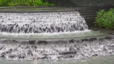 Parkta akan su ve çeşme manzarası