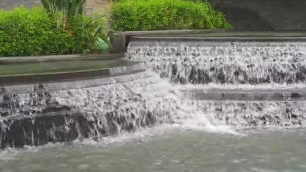 公園内のプールの流れる水と噴水の眺め — ストック動画