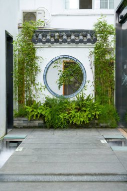 Bambu ve Çin klasik bahçesinde içi boş bir duvar.