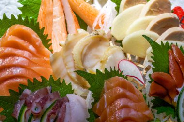Lezzetli bir Japon yemeği, sashimi tabağı.