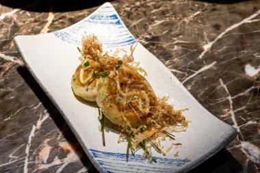 Lezzetli bir Japon yemeği, tavada kızarmış yengeç köftesi.