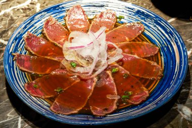 Lezzetli bir Japon yemeği, ince dilimlenmiş Japon wagyu saşimi.