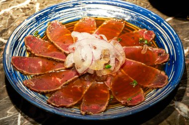 Lezzetli bir Japon yemeği, ince dilimlenmiş Japon wagyu saşimi.