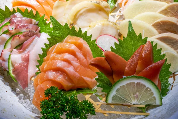Lezzetli bir Japon yemeği, sashimi tabağı.