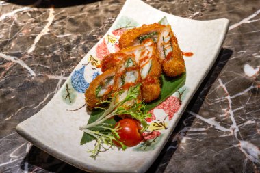 Lezzetli bir Japon yemeği, kızarmış yengeç çubuğu tempura.