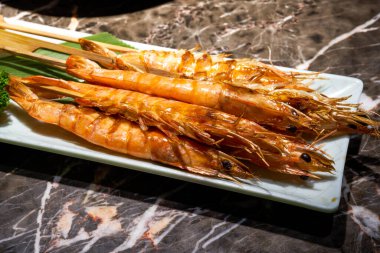 Şişte ızgara karides olan lezzetli bir Japon yemeği.