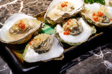 Lezzetli bir Japon yemeği, sarımsaklı istiridye buğulama.