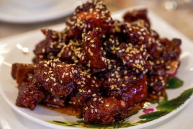 Lezzetli bir Çin yemeği, tatlı ve ekşi erik pirzolası.