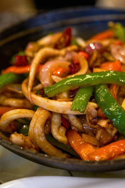 Lahodné Čínské Jídlo Smažená Oliheň Čerstvými Papričkami — Stock fotografie