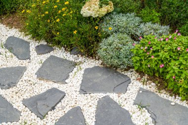 Yürüme yolu ve Japon bahçesindeki Zen benzeri beyaz pagoda çakıl manzarası.