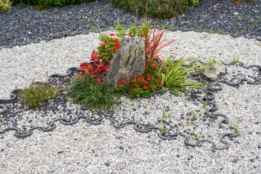 Yürüme yolu ve Japon bahçesindeki Zen benzeri beyaz pagoda çakıl manzarası.