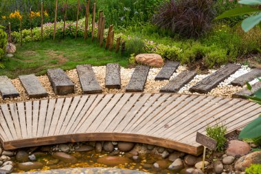 Yürüme yolu ve Japon bahçesindeki Zen benzeri beyaz pagoda çakıl manzarası.