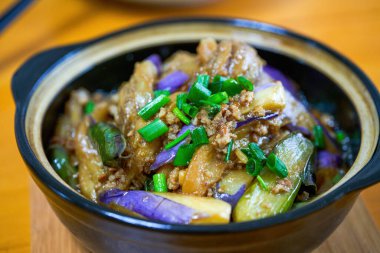 Lezzetli bir Çin ev yemeği, tuzlu balık ve kilden yapılmış patlıcan.