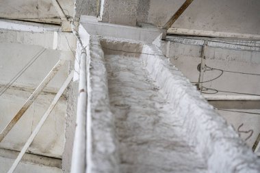 Sanayi bölgesindeki fabrika binasında beyaz beton taşıyıcı sütunlar