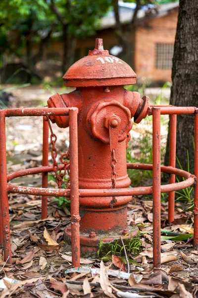 Nahaufnahme Eines Alten Feuerwehrhydranten Einem Industriegebiet — Stockfoto