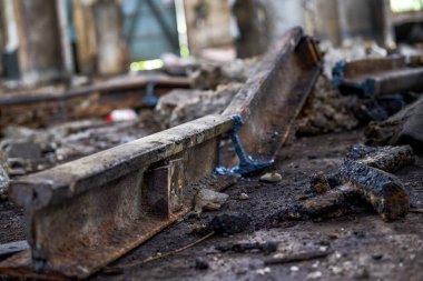 Terk edilmiş bir fabrika atık atığı atölyesine yakın çekim