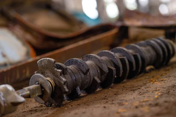 Close Old Car Crankshaft Factory — ストック写真