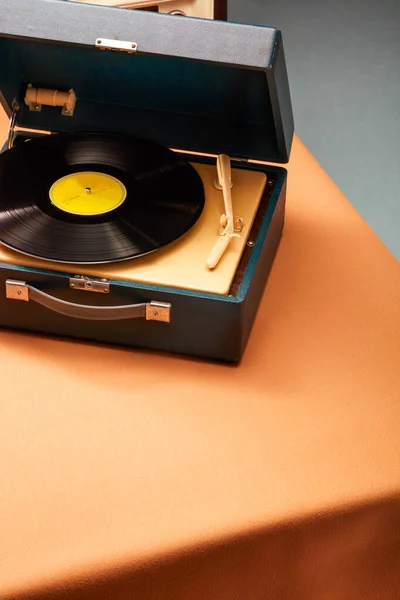 Egy Retro Bőrönd Stílusú Bakelitlemez Lejátszó Asztalon — Stock Fotó