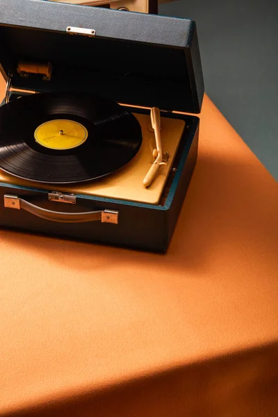 Retro Suitcase Style Vinyl Record Player Table — 图库照片