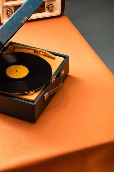 Retro Suitcase Style Vinyl Record Player Table — ストック写真